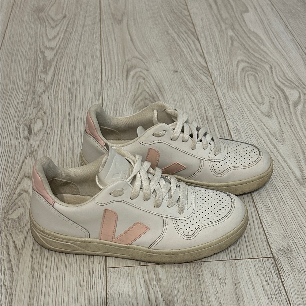 Veja Women's Cream and Pink Sneakers